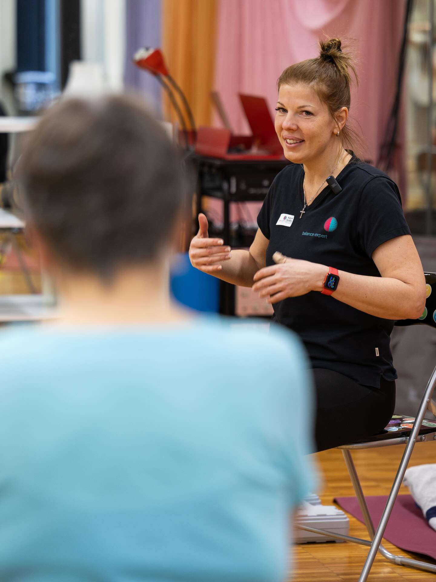 Katrin Seidler erklärt einer Klientin eine Übung