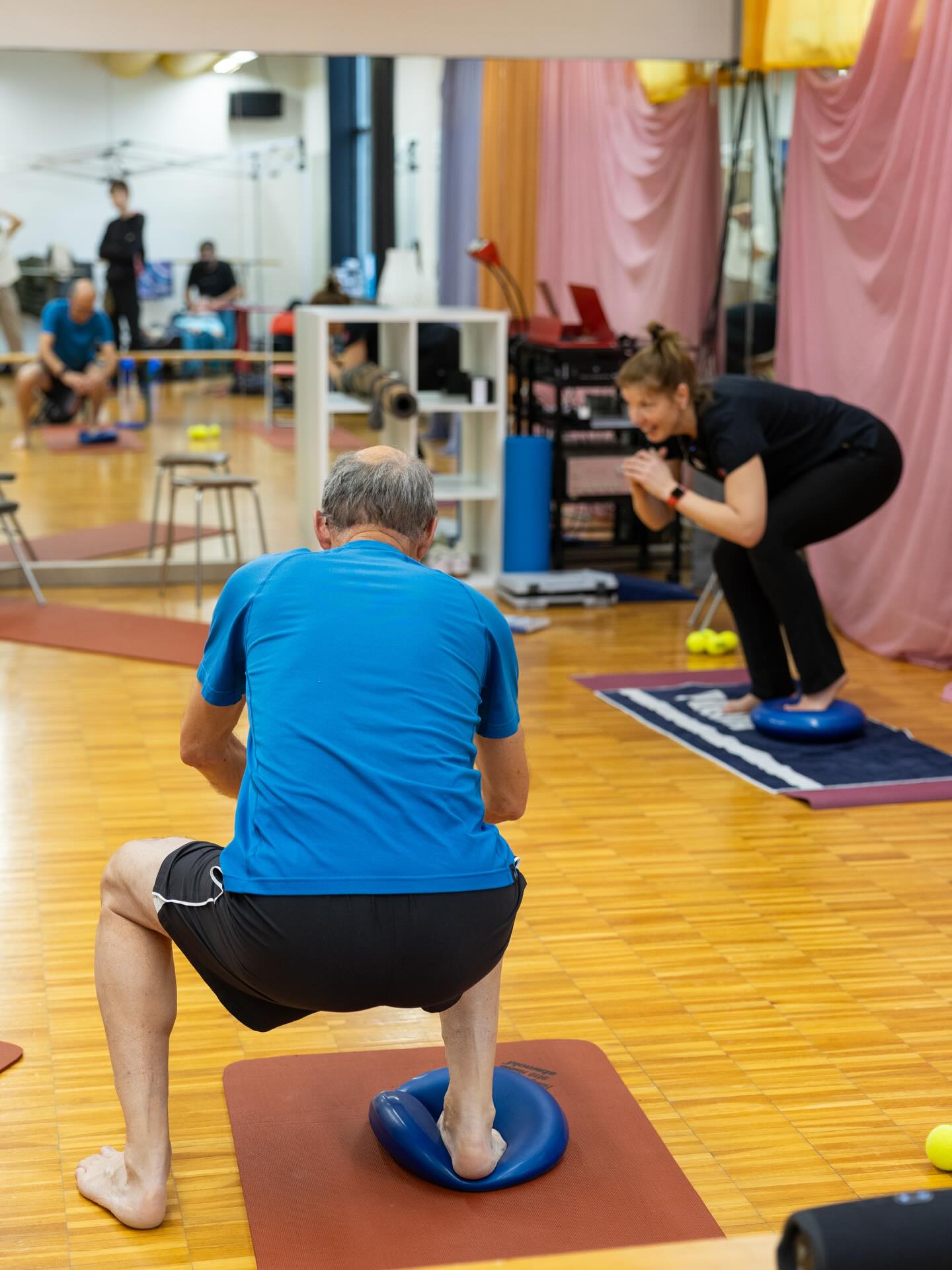 Kniebeuge auf Balance-Kissen mit persönlicher Begleitung